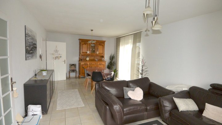 IN FRANKREICH: Bungalow mit Schwimmbad und Grillhaus in ruhigem Wohngebiet