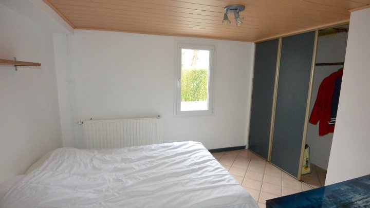 IN FRANKREICH: Bungalow mit Schwimmbad und Grillhaus in ruhigem Wohngebiet