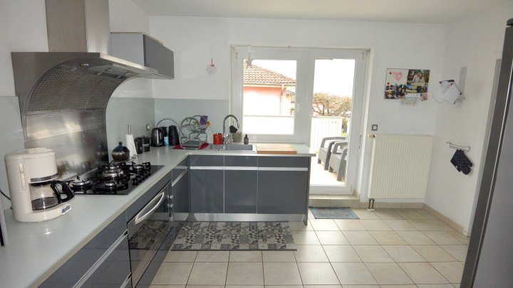 IN FRANKREICH: Bungalow mit Schwimmbad und Grillhaus in ruhigem Wohngebiet
