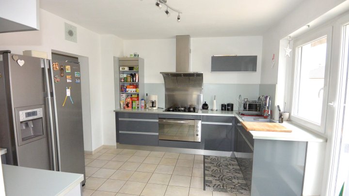 IN FRANKREICH: Bungalow mit Schwimmbad und Grillhaus in ruhigem Wohngebiet