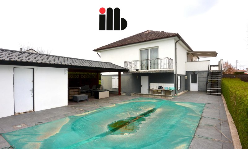 IN FRANKREICH: Bungalow mit Schwimmbad und Grillhaus in ruhigem Wohngebiet