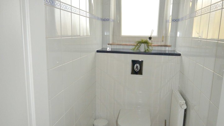 IN FRANKREICH: Bungalow mit Schwimmbad und Grillhaus in ruhigem Wohngebiet