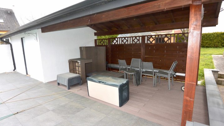 IN FRANKREICH: Bungalow mit Schwimmbad und Grillhaus in ruhigem Wohngebiet