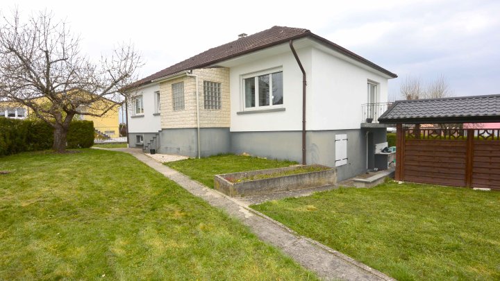 IN FRANKREICH: Bungalow mit Schwimmbad und Grillhaus in ruhigem Wohngebiet