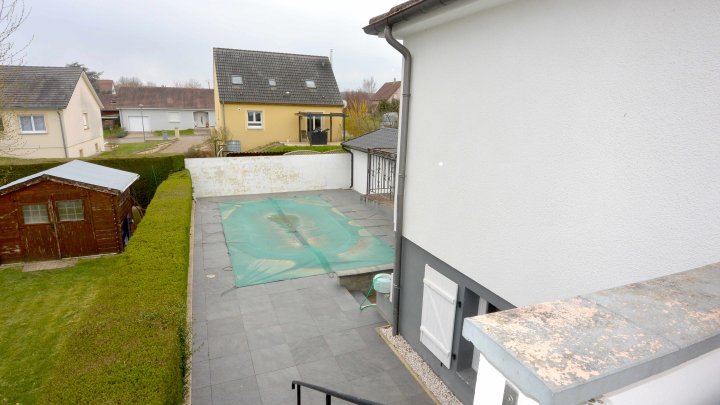 IN FRANKREICH: Bungalow mit Schwimmbad und Grillhaus in ruhigem Wohngebiet