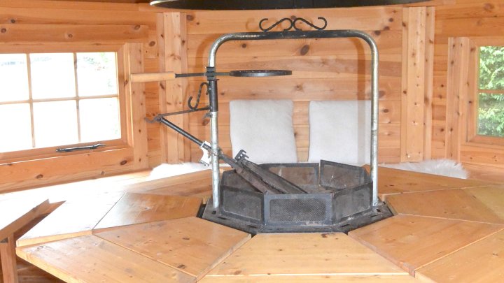 IN FRANKREICH: Bungalow mit Schwimmbad und Grillhaus in ruhigem Wohngebiet