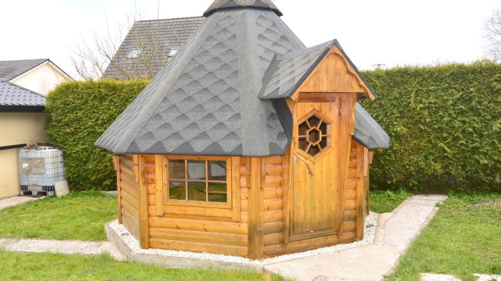 IN FRANKREICH: Bungalow mit Schwimmbad und Grillhaus in ruhigem Wohngebiet
