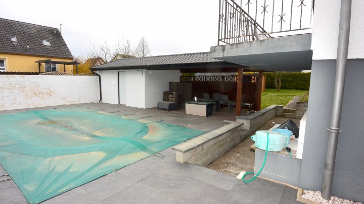 IN FRANKREICH: Bungalow mit Schwimmbad und Grillhaus in ruhigem Wohngebiet