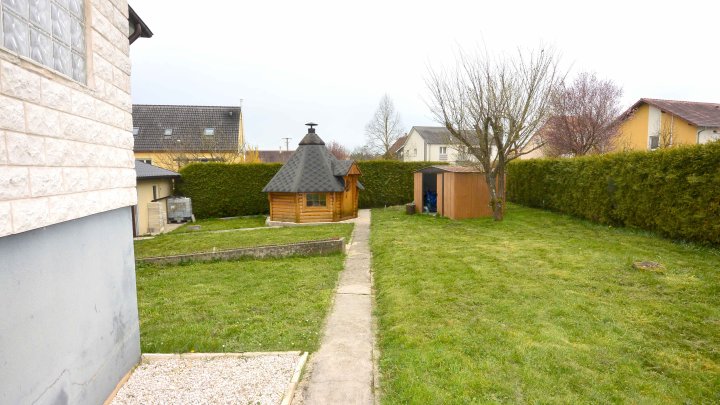 IN FRANKREICH: Bungalow mit Schwimmbad und Grillhaus in ruhigem Wohngebiet
