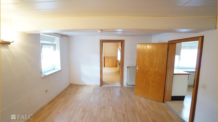 Schönes Bauernhaus mit Garage und Werkstatt zu verkaufen!