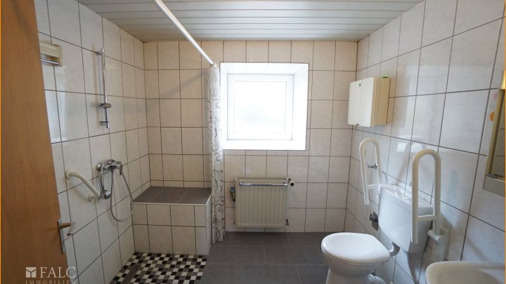 Schönes Bauernhaus mit Garage und Werkstatt zu verkaufen!