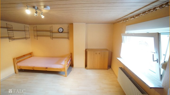Schönes Bauernhaus mit Garage und Werkstatt zu verkaufen!