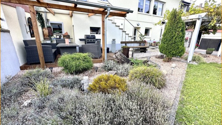 Hochwertige Immobilie mit 4 Top-Einheiten & Luxus-Gartenpark!