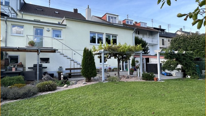 Hochwertige Immobilie mit 4 Top-Einheiten & Luxus-Gartenpark!