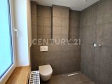 Badezimmer im Erdgeschoss mit bodenebener Dusche