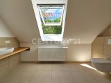 Badezimmer im OG mit großem Fenster 