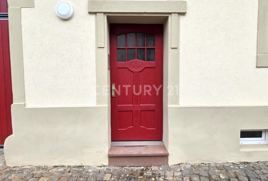 Eingangsbereich des Hauses mit historischer Eingangstür