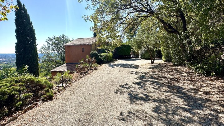 Idyllisches Feriendomizil mit atemberaubendem Ausblick in Draguignan