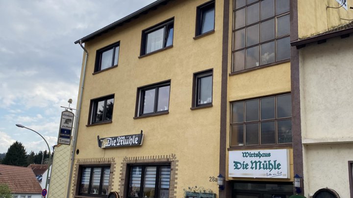 Gemütliche Etagenwohnung im Dachgeschoss eines Mehrparteienhauses.