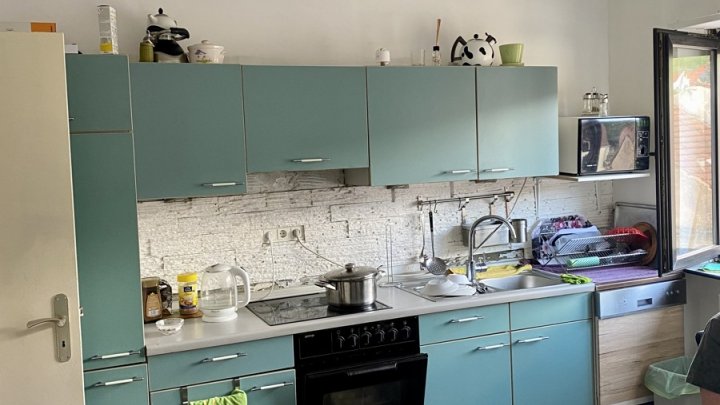 Gemütliche Etagenwohnung im Dachgeschoss eines Mehrparteienhauses.