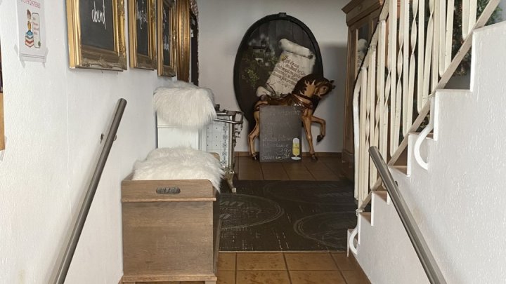 Gemütliche Etagenwohnung im Dachgeschoss eines Mehrparteienhauses.