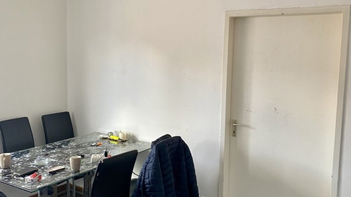 Gemütliche Etagenwohnung im Dachgeschoss eines Mehrparteienhauses.