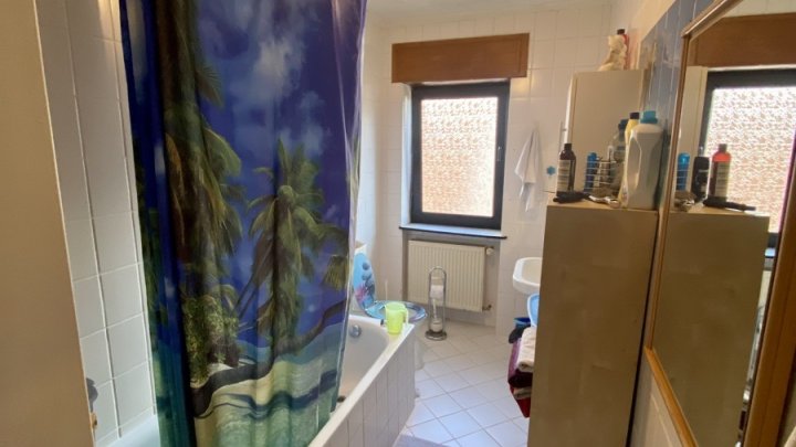 Gemütliche Etagenwohnung im Dachgeschoss eines Mehrparteienhauses.