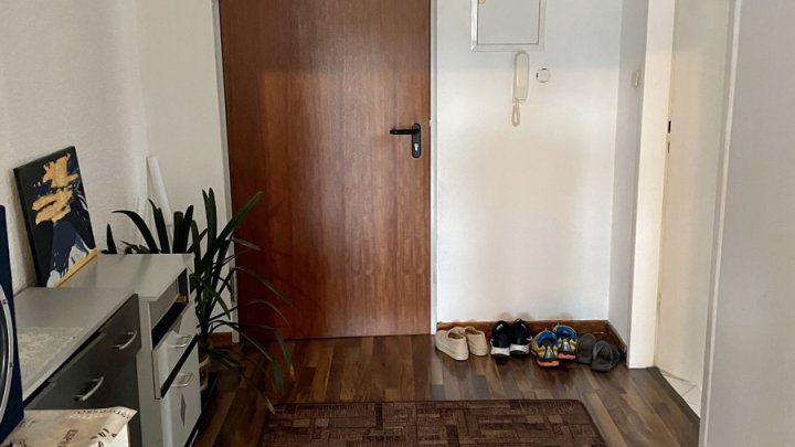 Gemütliche Etagenwohnung im Dachgeschoss eines Mehrparteienhauses.
