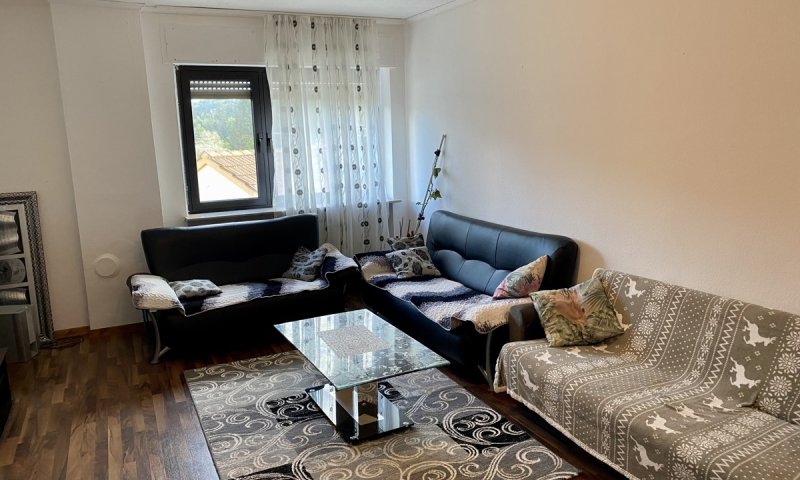 Gemütliche Etagenwohnung im Dachgeschoss eines Mehrparteienhauses.