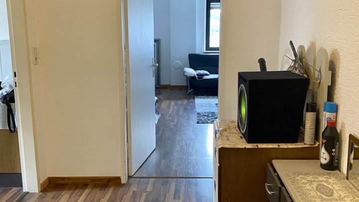 Gemütliche Etagenwohnung im Dachgeschoss eines Mehrparteienhauses.