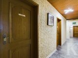 Flur zur Küche, Außenanlage & den Toiletten 