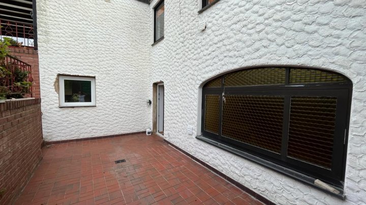 Zentraler Bungalow in Saarbrücken  mit 13 Zimmern 