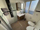 Tageslicht Badezimmer im Erdgeschoss mit Dusche und Urinal