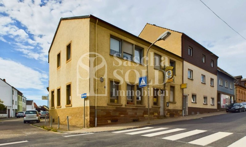 Wohn- und Geschäftshaus in St. Ingbert - für Investoren - mit Wohnung, Gewerbe, Garten und Garagen