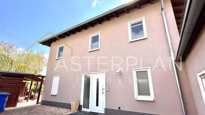 Modernes Einfamilienhaus mit schönem Garten