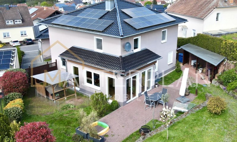 Modernes Einfamilienhaus mit schönem Garten