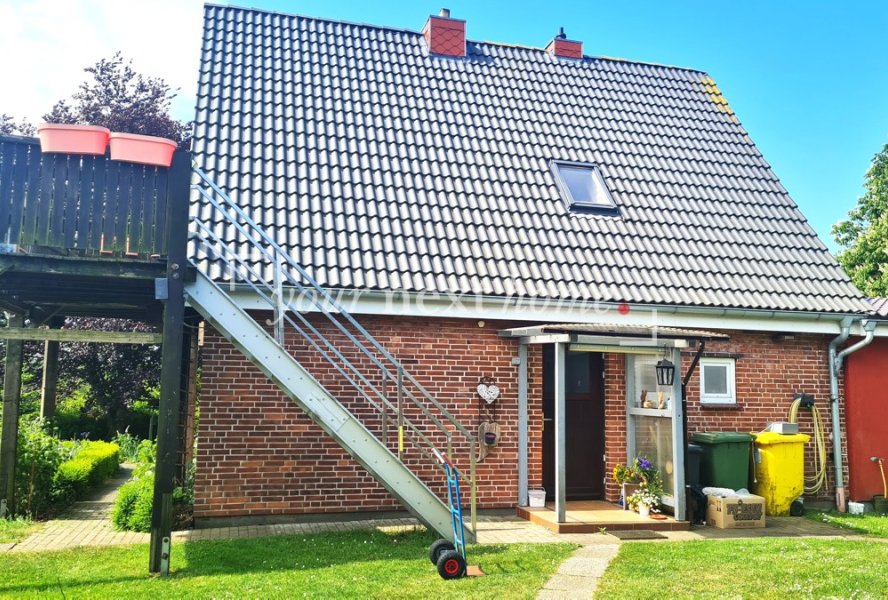 Eingang und Treppe zum OG