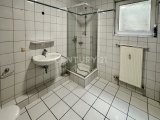 Großes Bad UG mit Dusche und Tageslichtfenster 