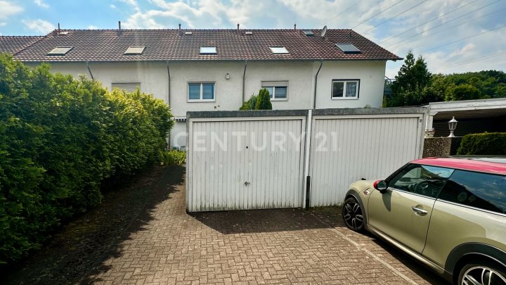 Modernes Reihenhaus mit 2 abgeschlossenen Maisonette-Wohnungen in bevozugter Lage in Friedrichsthal