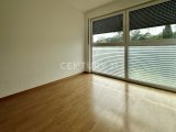 Schlafzimmer mit Blick zum Fenster
