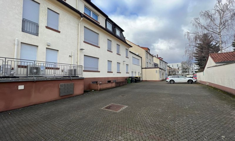 3 Gebäude mit Büro-/ Praxis Flächen und 2 Wohnungen (60 Parkplätze)
