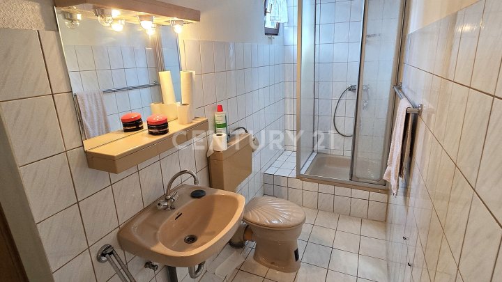 Attraktives Mehrfamilienhaus mit ELW, zusätzl. Baugrundstück und Ausbaumöglichkeit in Quierschied