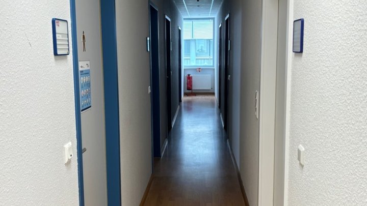 Modernes Bürogebäude im Gewerbegebiet Untertürkheimer Straße