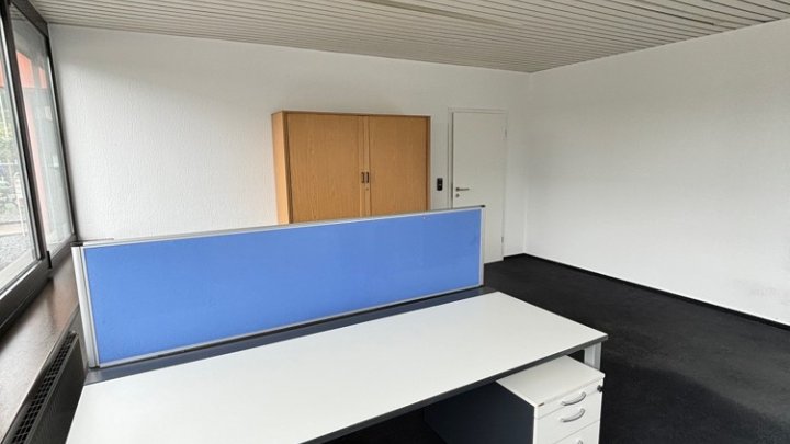 Modernes Bürogebäude im Gewerbegebiet Untertürkheimer Straße