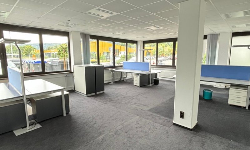 Modernes Bürogebäude im Gewerbegebiet Untertürkheimer Straße