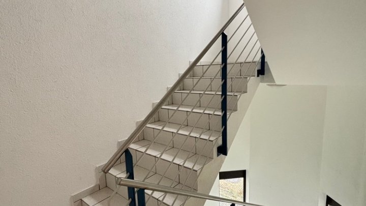 Modernes Bürogebäude im Gewerbegebiet Untertürkheimer Straße