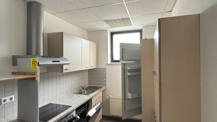 Modernes Bürogebäude im Gewerbegebiet Untertürkheimer Straße
