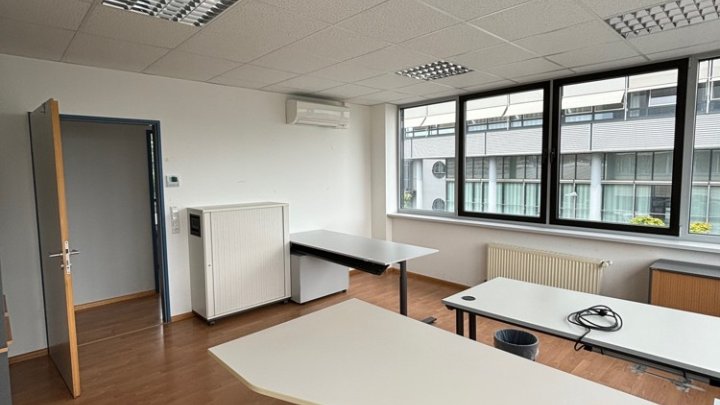 Modernes Bürogebäude im Gewerbegebiet Untertürkheimer Straße