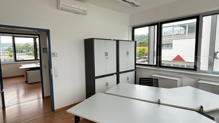 Modernes Bürogebäude im Gewerbegebiet Untertürkheimer Straße