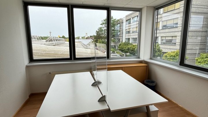 Modernes Bürogebäude im Gewerbegebiet Untertürkheimer Straße